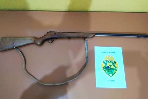 Homem é preso após espancar e ameaçar esposa com espingarda em área rural da região