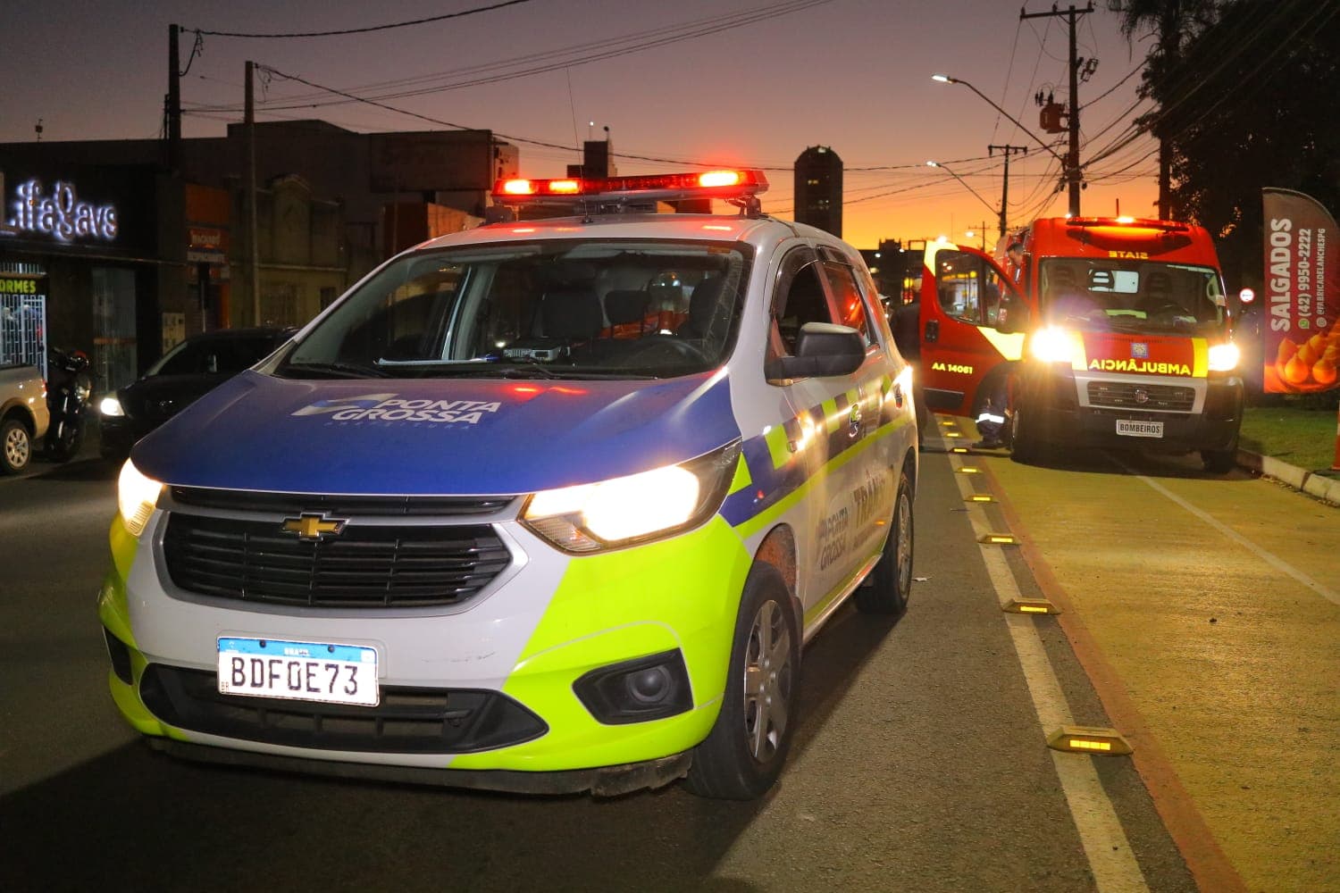 Carro dá fechada em motociclista que cai e fica ferida na Carlos Cavalcanti