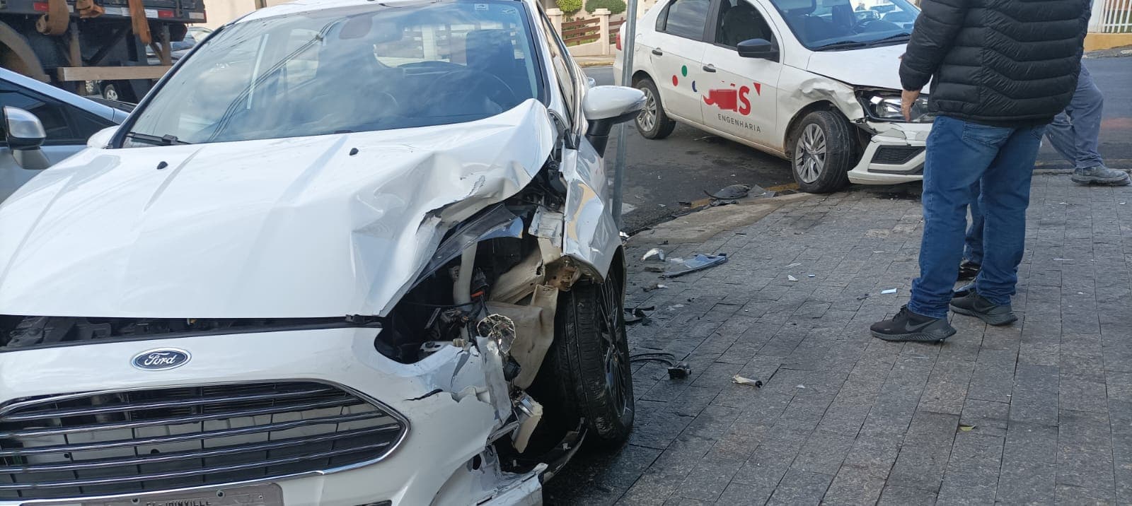 Motorista não vê sinalização, fura preferencial e bate em outro na Ronda