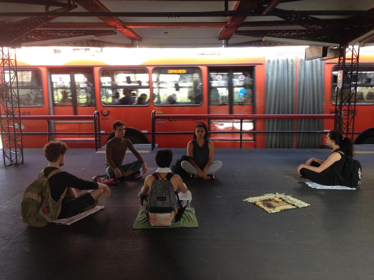 Workshop criativo oferece curso gratuito de teatro de rua em PG