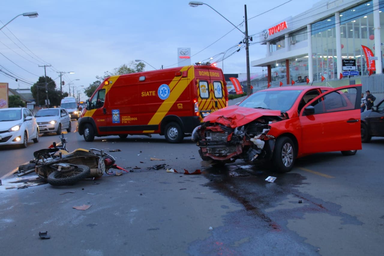 Carro fura preferencial e atinge motociclista na Visconde de Mauá