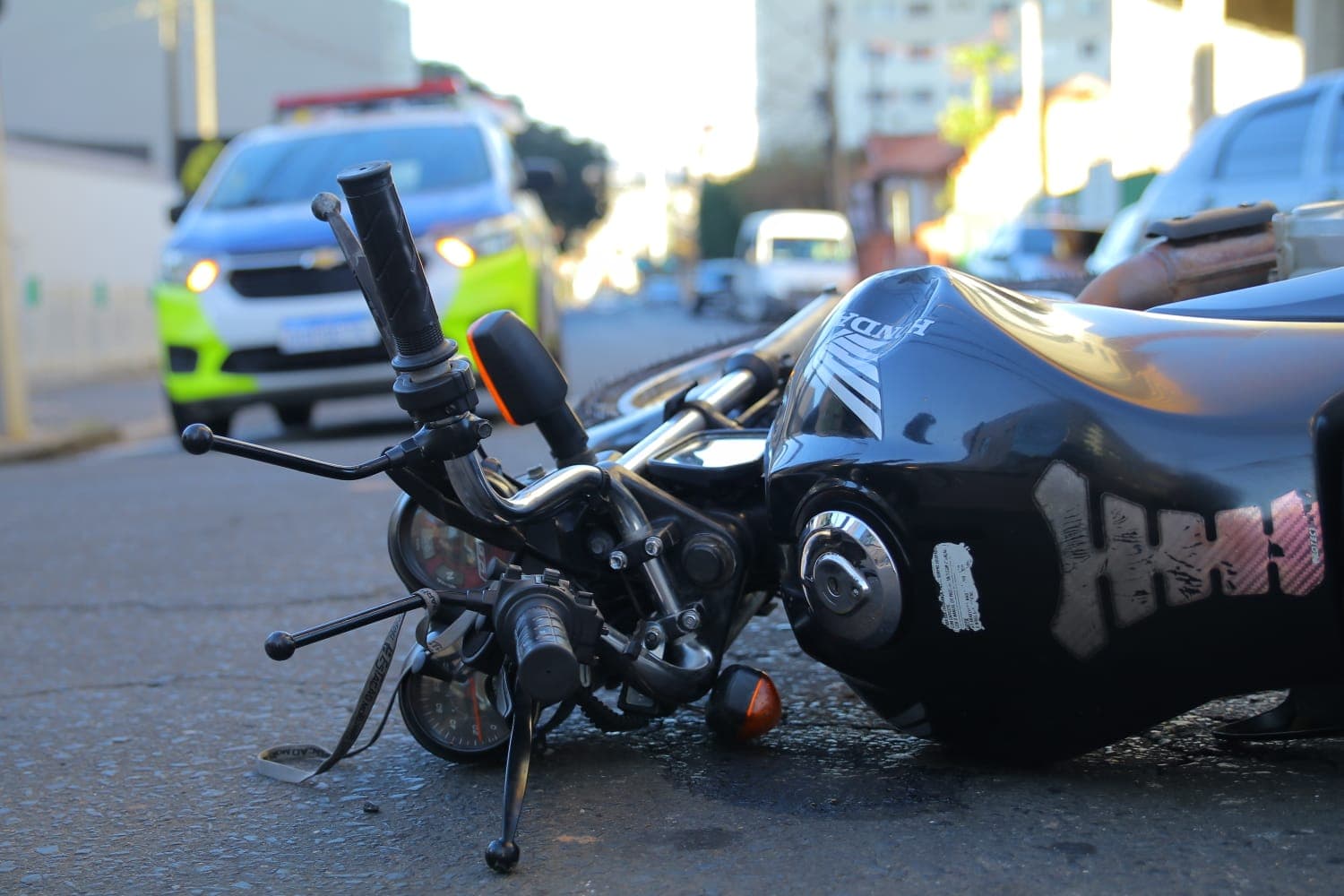 Colisão entre carro e moto deixa um ferido no centro de Ponta Grossa