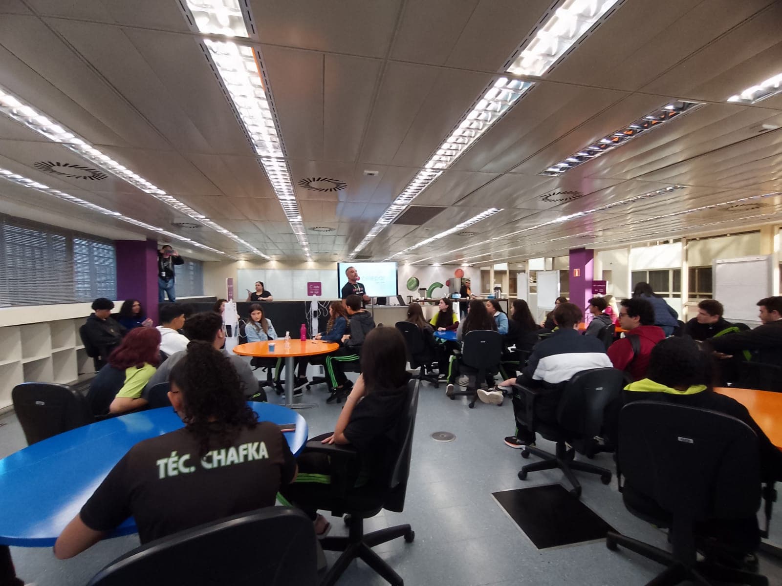 Alunos de informática de PG exploram tecnologia e inovação em visita à sede da Celepar