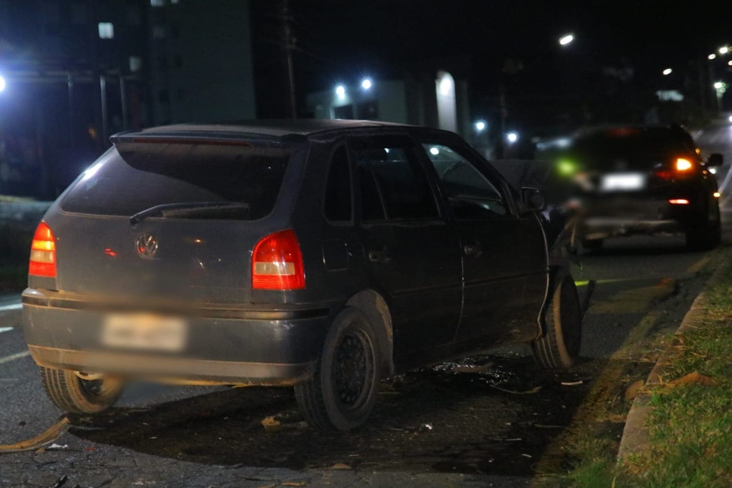 Motorista em alta velocidade e com som alto colide com traseira de veículo em lombada de PG