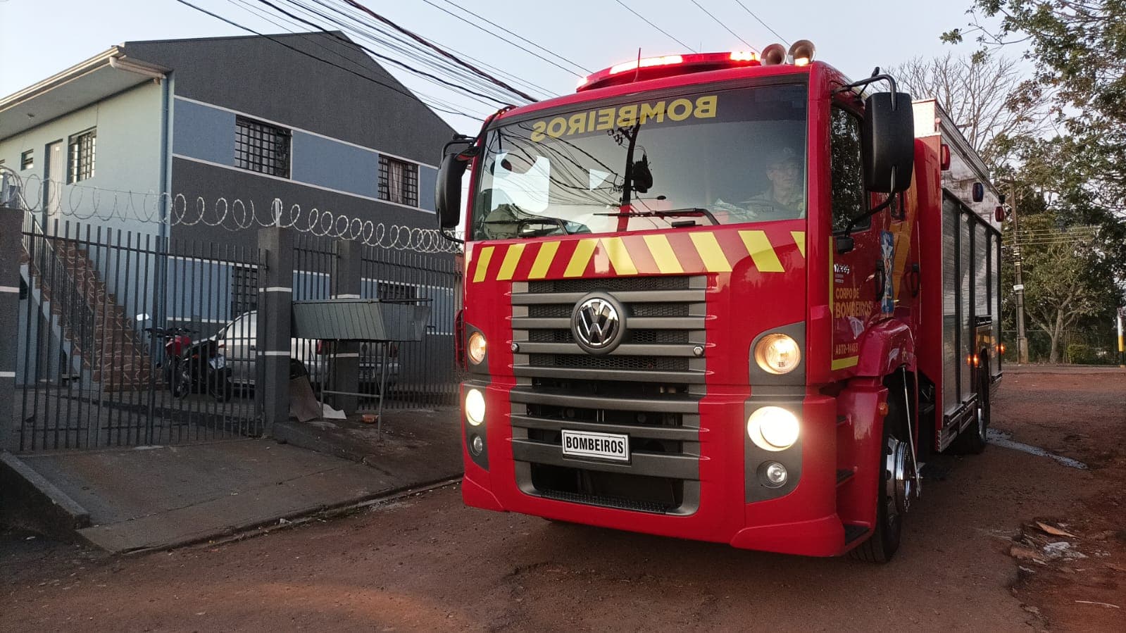 Bombeiros controlam incêndio em kitnet próximo a UEPG de Uvaranas
