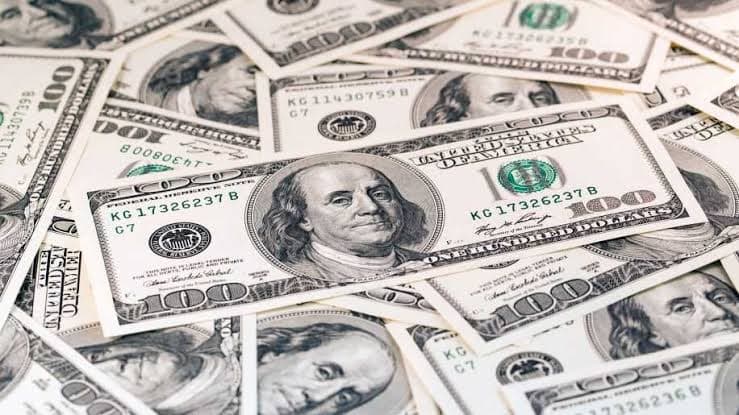 Em queda, dólar cai para R$ 4,86 e fecha no menor nível em 1 ano