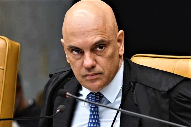 Moraes retira sigilo de mensagens com tom golpista encontradas em celular de Mauro Cid