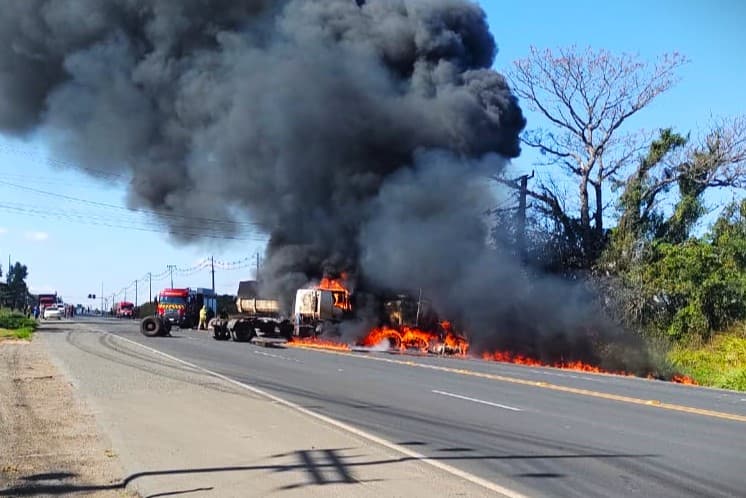 Caminhões colidem em grave acidente na Souza Naves e pegam fogo