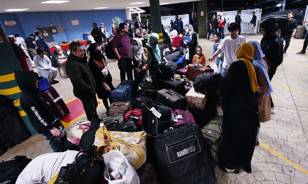 Recém-chegados no Brasil, 150 refugiados afegãos são transferidos para colônia após surto de sarna