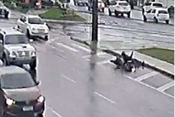 Mulher que foi atropelada por veículo em avenida de PG procura identificar motorista. Veja vídeo: