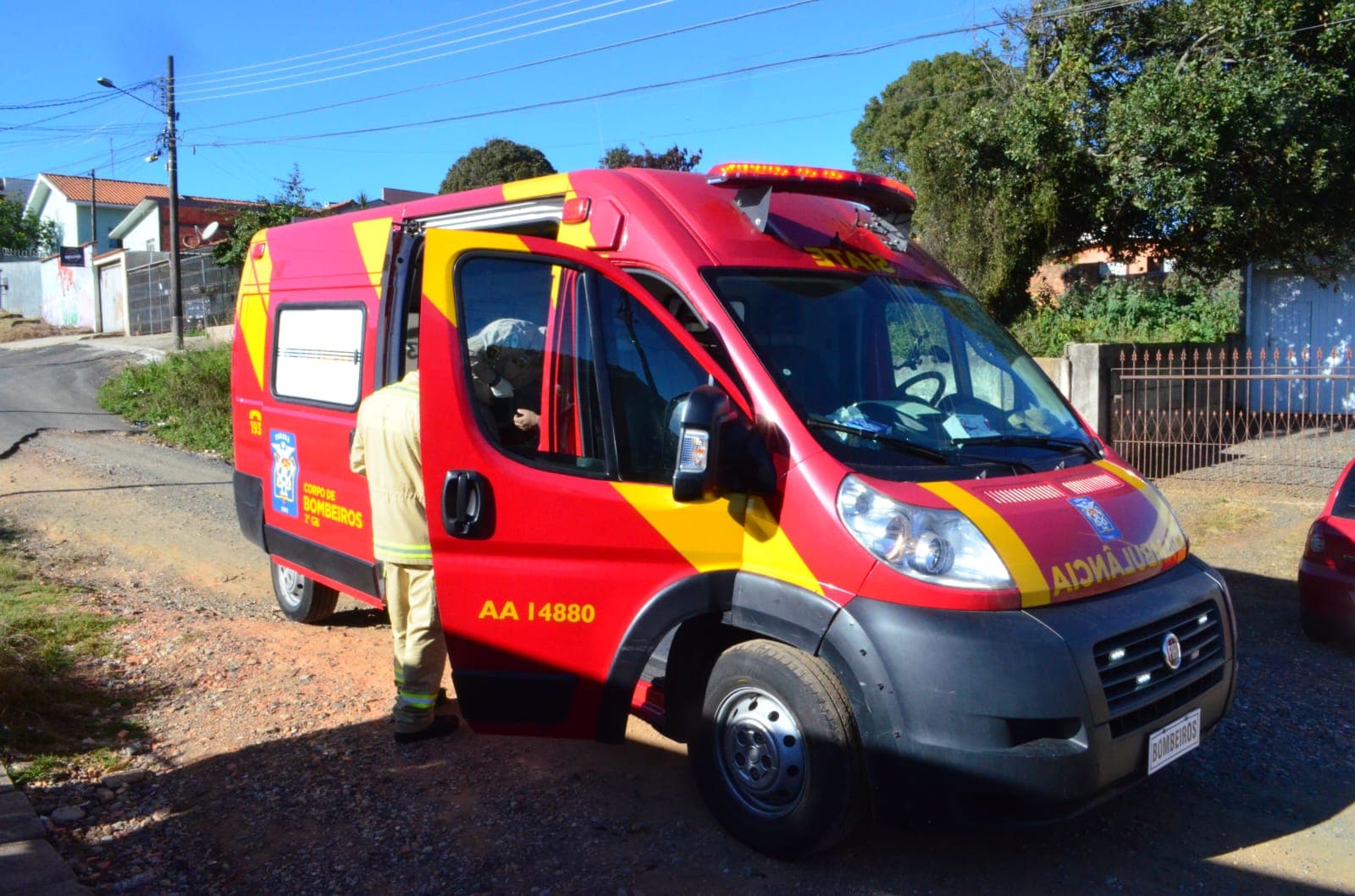 Homem que mexia em calha se desequilibra de escada, cai e fica ferido em PG