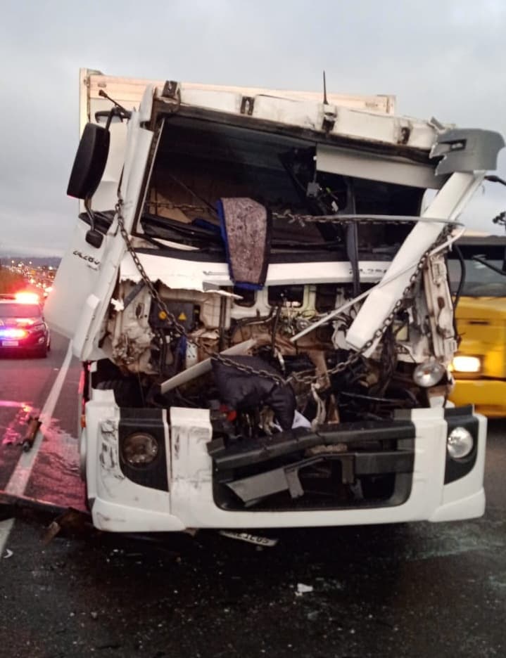 Colisão traseira deixa motorista gravemente ferido na BR-277