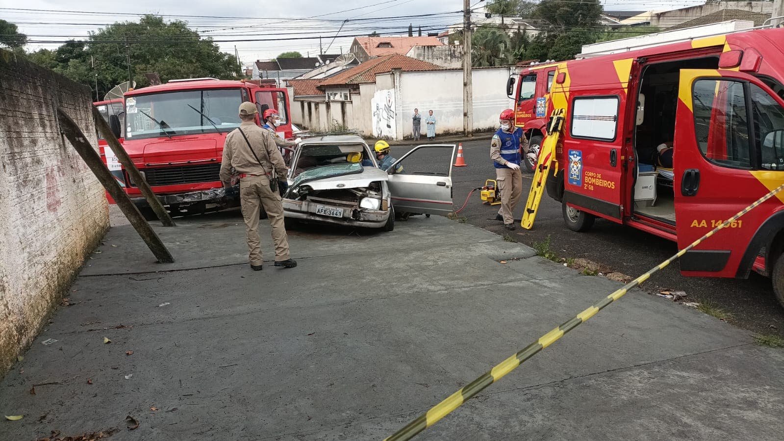Motorista fica preso às ferragens após acidente grave em PG