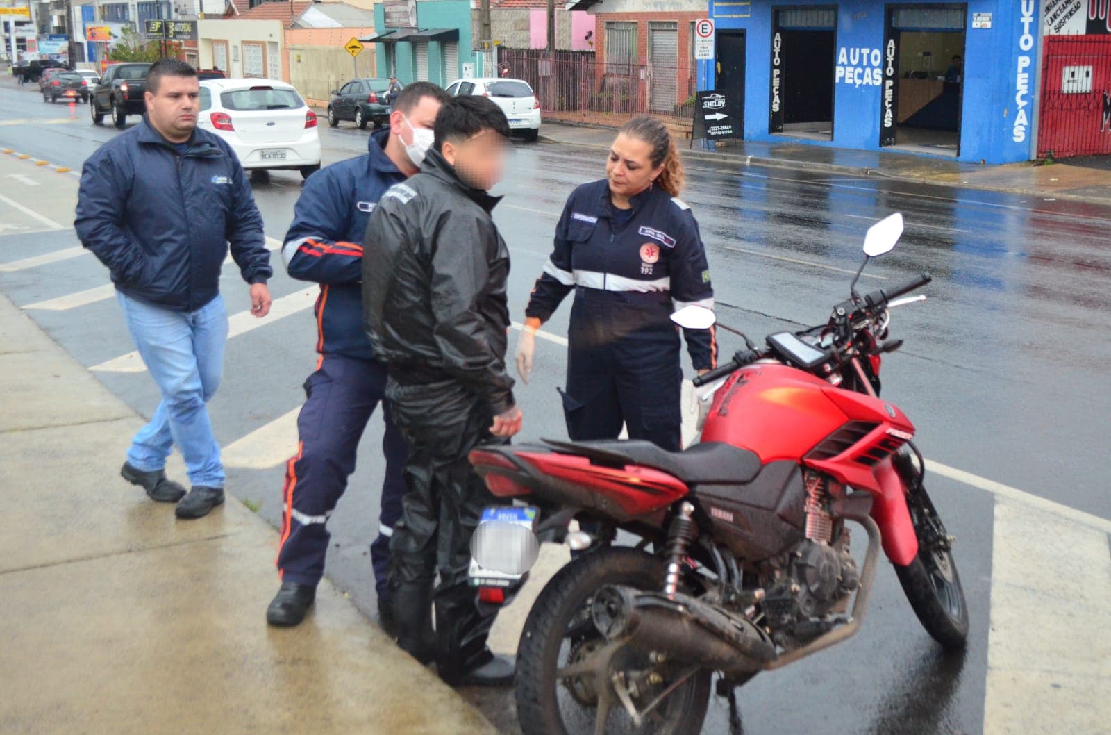 Motociclista é fechada por veículo e cai em avenida de Ponta Grossa