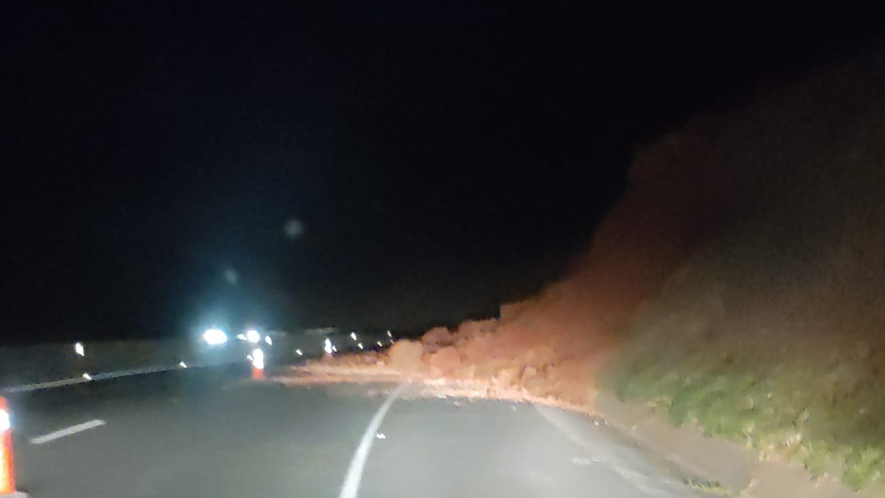 Após desmoronamento, trânsito na BR-376 em Tibagi está em meia pista; limpeza no local será nesta manhã