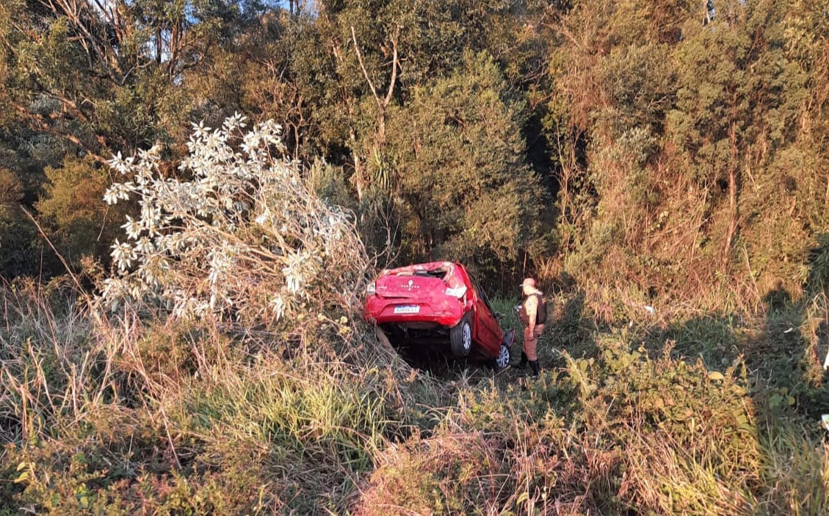 Passageira fica ferida após carro capotar e sair da pista na PR-151