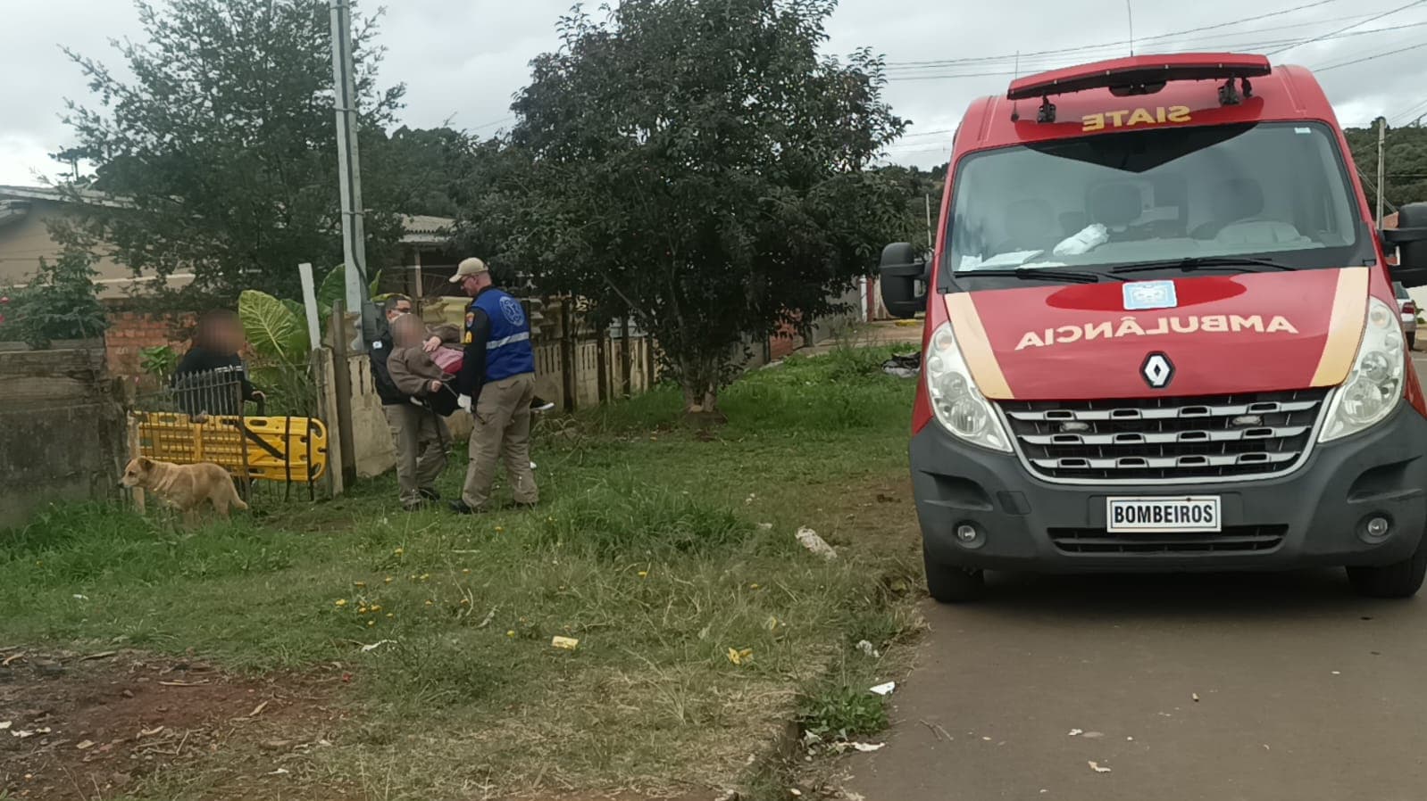 Mulher fica ferida após cair de escada em PG