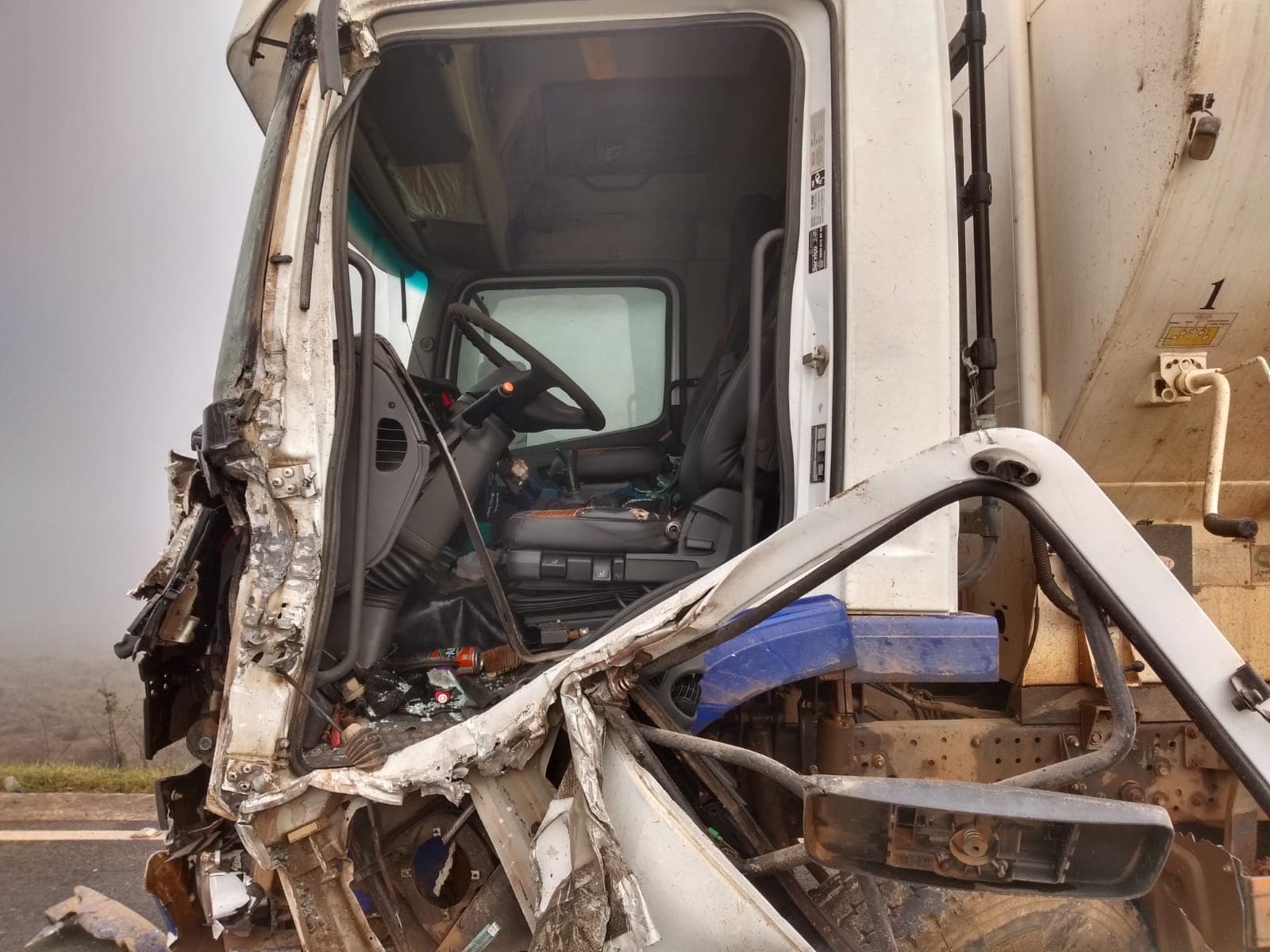 Colisão entre três caminhões deixa motorista ferido na PR-340