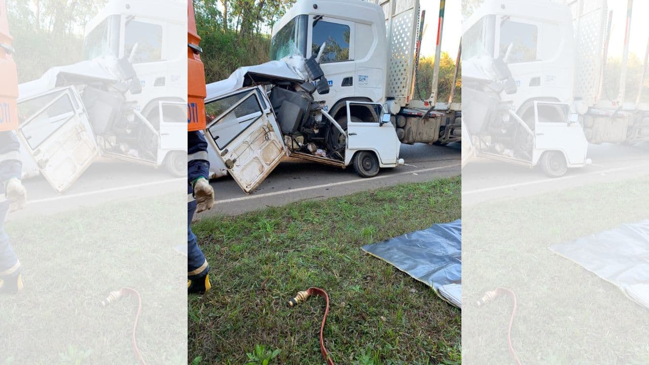 Motorista morre após Kombi ser esmagada por caminhão na região