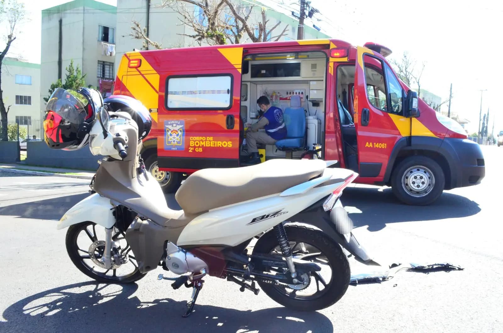 Carro fura preferencial, colide com moto e deixa motociclista ferida em PG