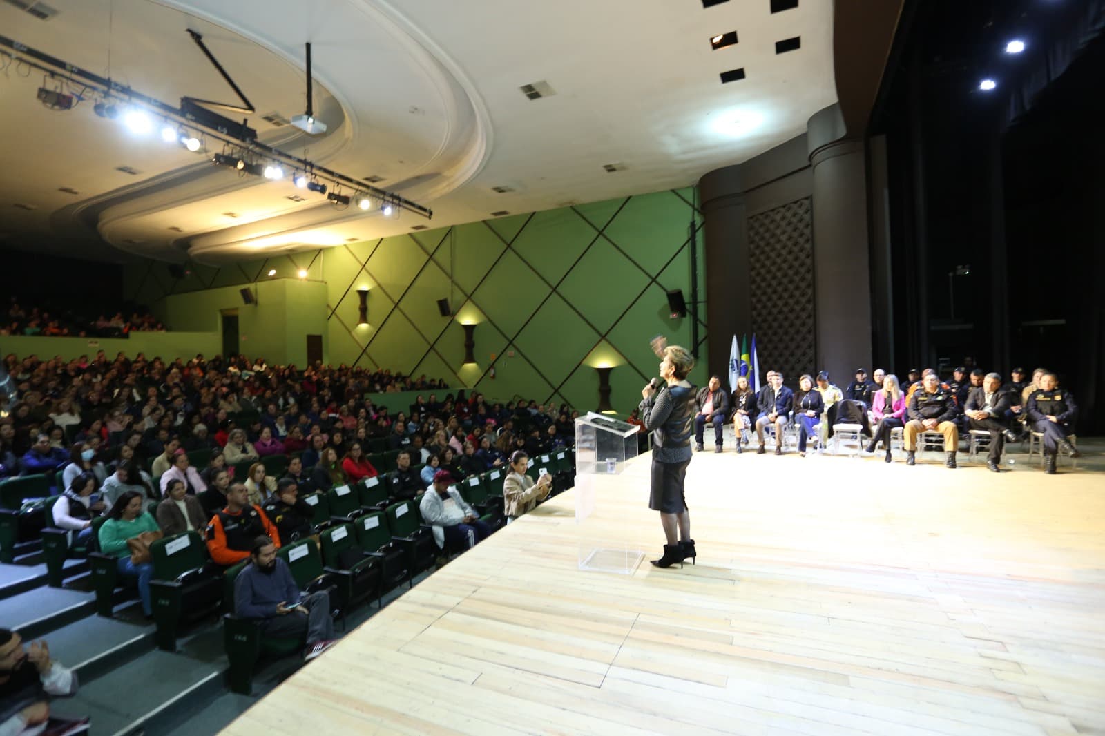 Prefeitura de PG apresenta botão do pânico para diretoras da rede municipal de ensino