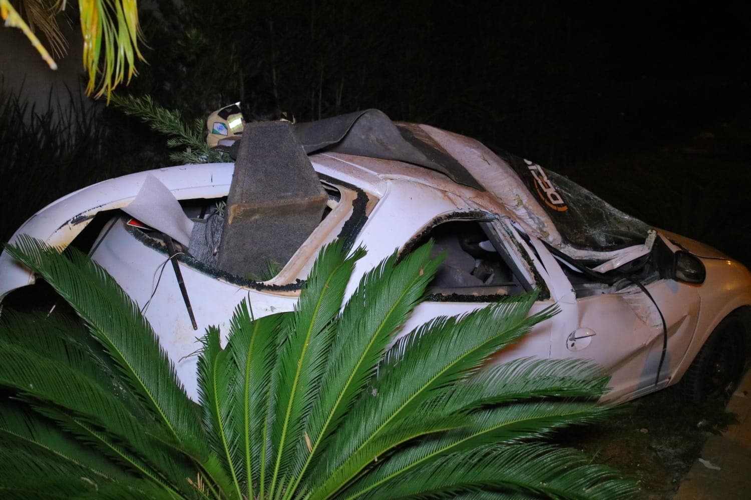Veículo fica destruído após motorista colidir com muro de condomínio em PG