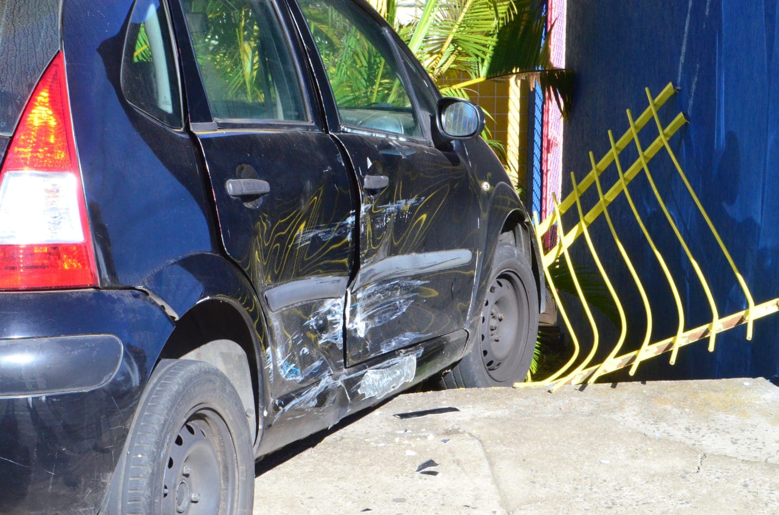 Carro da prefeitura bate em outro que invade CMEI em PG