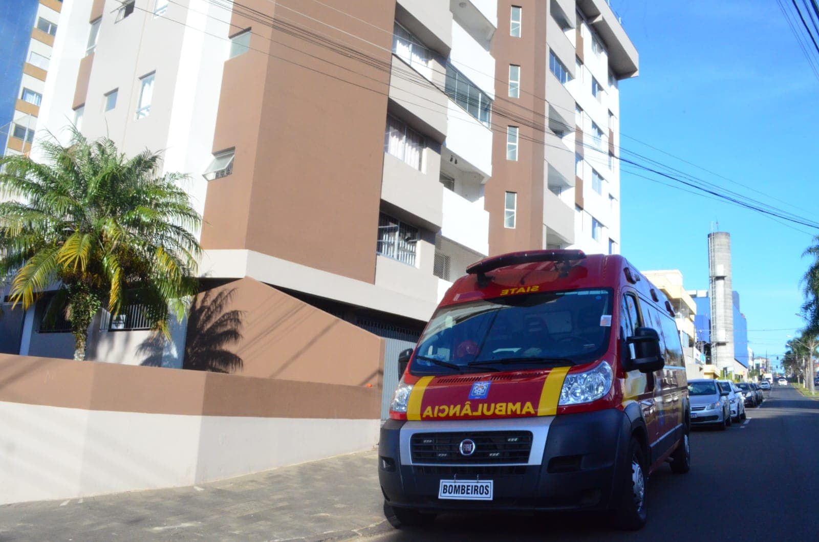 Idosa sofre queda e fica ferida ao estender roupas no centro de PG