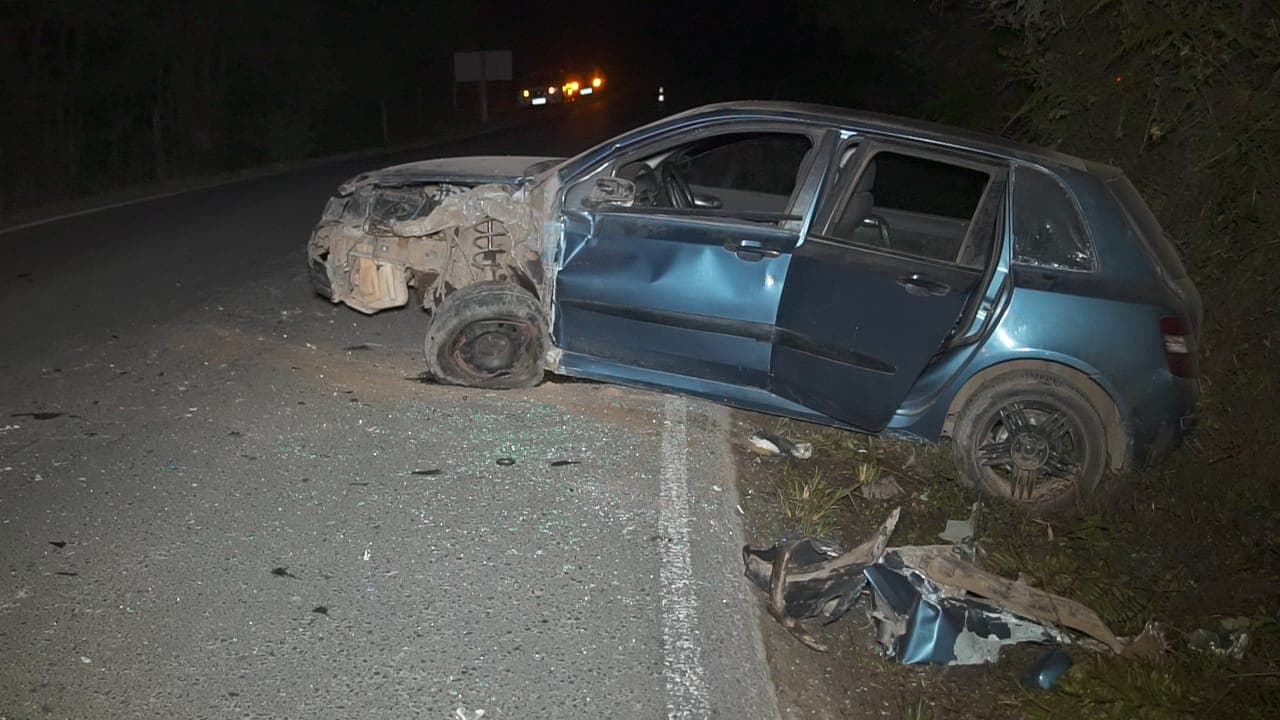 Criança fica em estado grave em acidente entre carro e caminhão na estrada do Itaiacoca