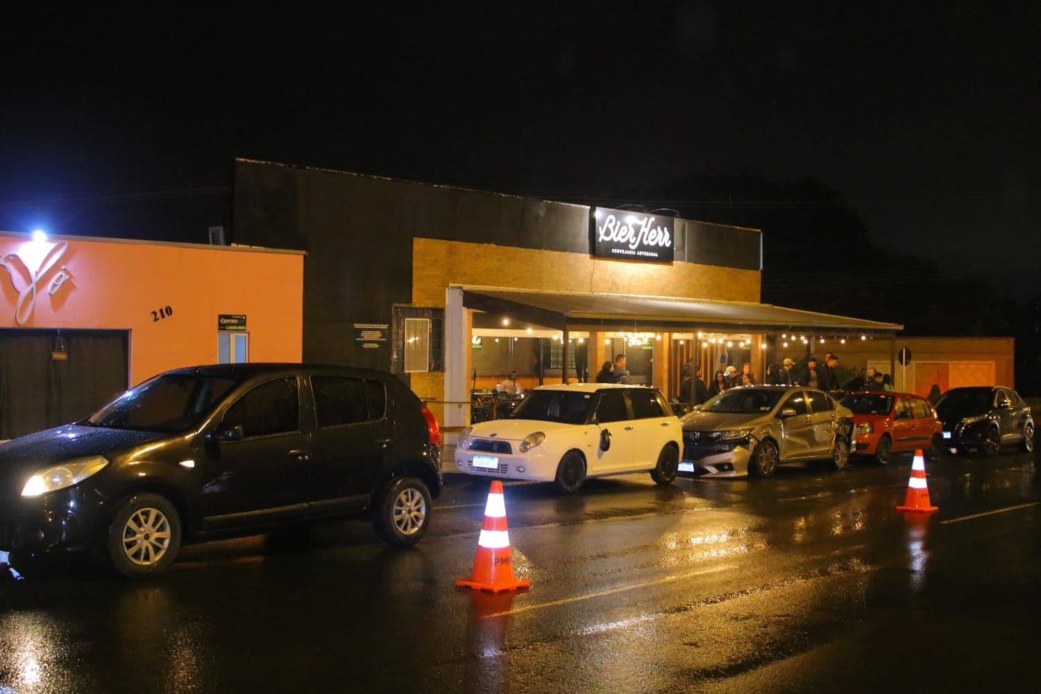 Motorista colide com três carros estacionados em avenida de PG