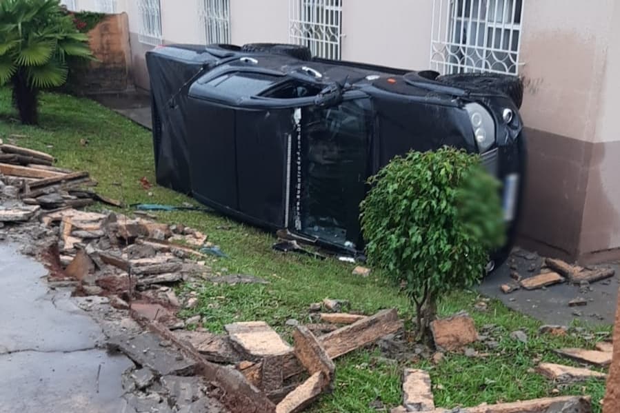 Motorista perde a direção, colide com muro, invade condomínio e foge do local em PG