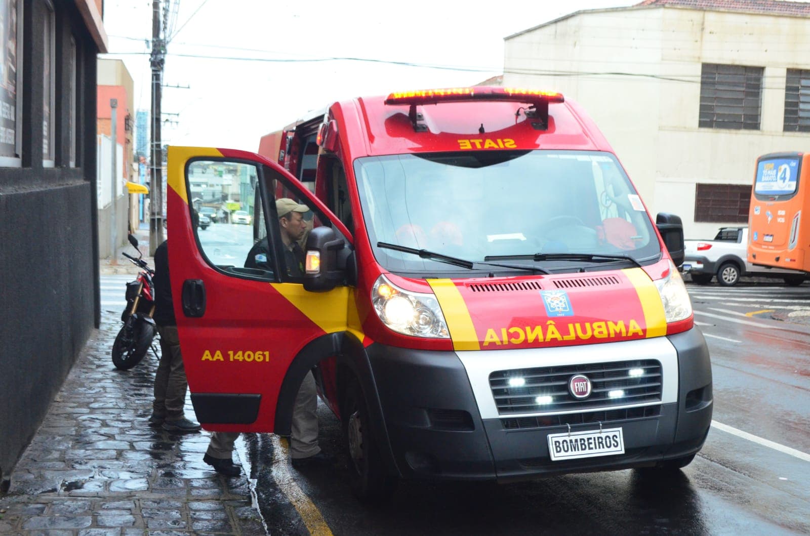Carro desliza e atinge motociclista no Centro de PG