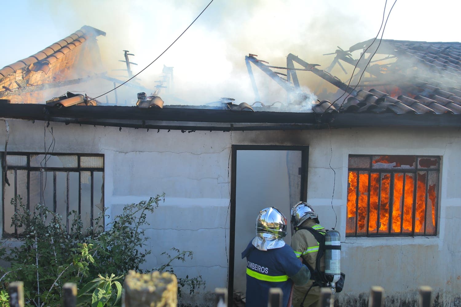 Possível incêndio criminoso consome residência no PQ dos Pinheiros