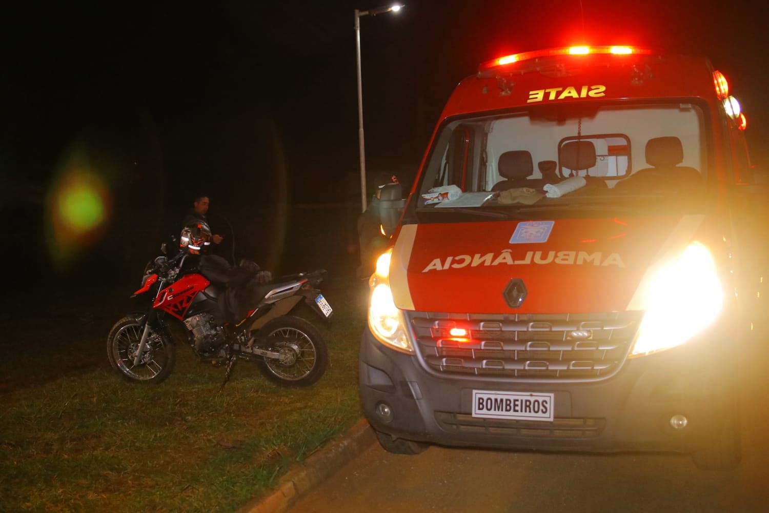 Motociclista perde a direção, cai e moto atinge mulher em bairro de PG