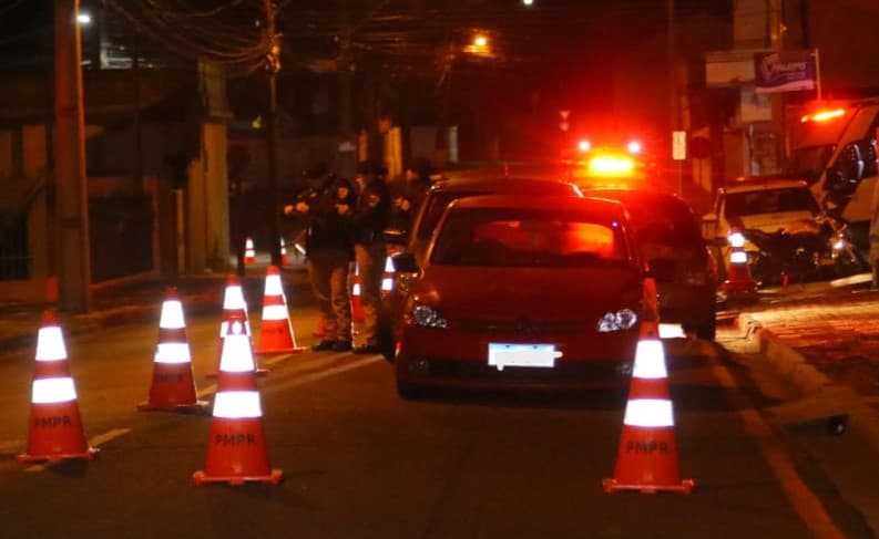 URGENTE: Motoqueiro foge de blitz e arrasta policial em PG