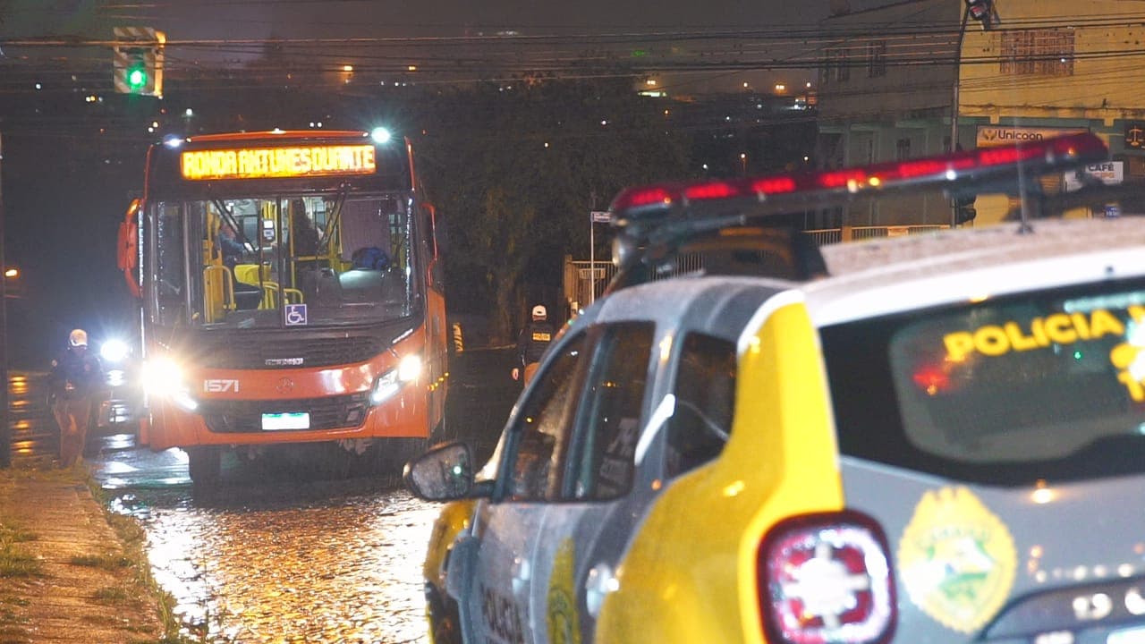 Mulher atravessa rua e acaba atingida por ônibus do transporte público em bairro de PG