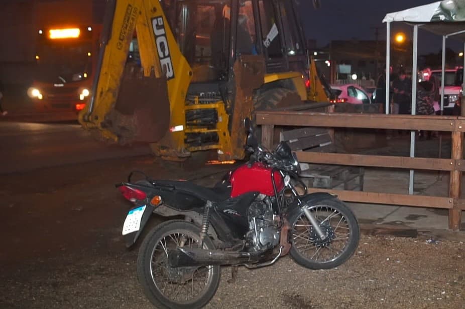 Retroescavadeira derrama óleo sobre pista e causa acidente em bairro de PG