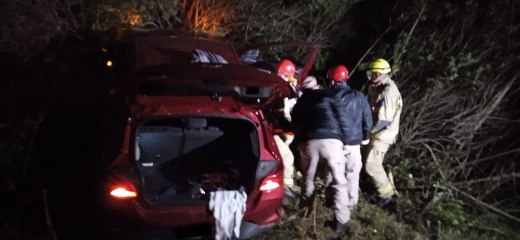 Veículo cai em barranco próximo a condomínio de alto padrão em PG
