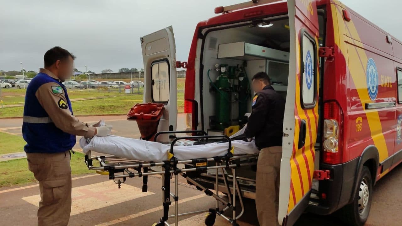 Jovem fratura a perna em acidente de trabalho em PG