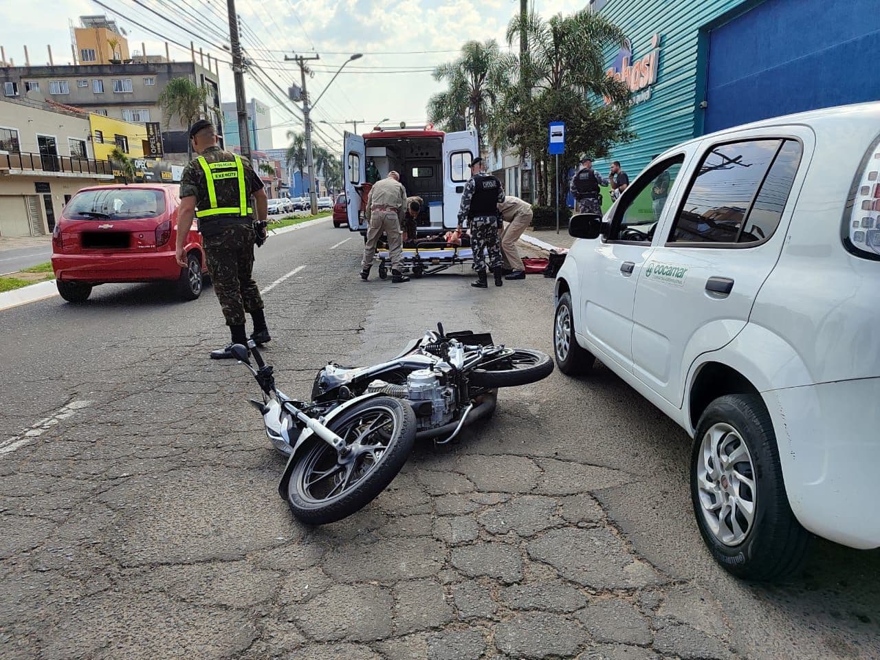 Motociclista bate na traseira de carro na Nova Rússia em PG