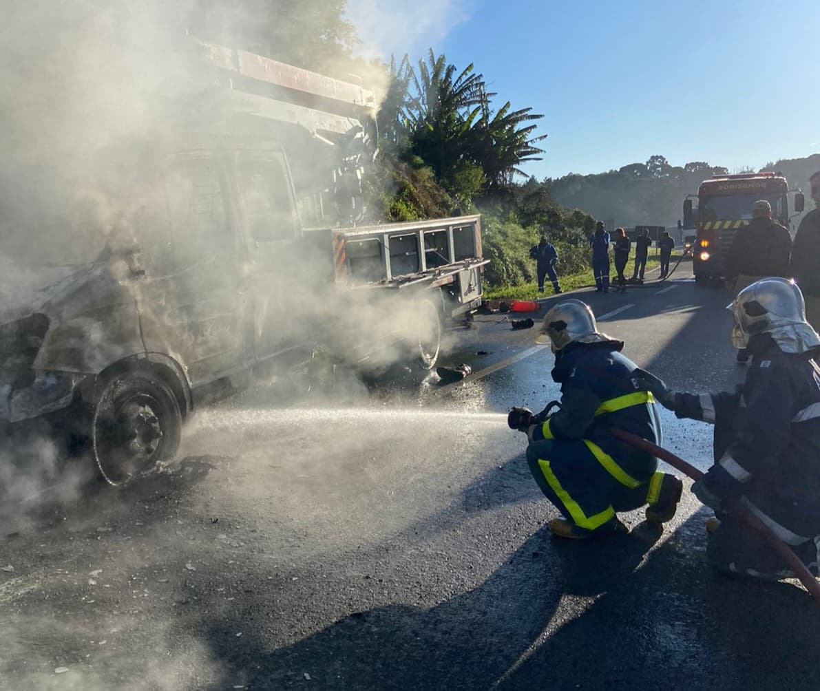 Cabine de caminhão fica destruída após pegar fogo na PR-151