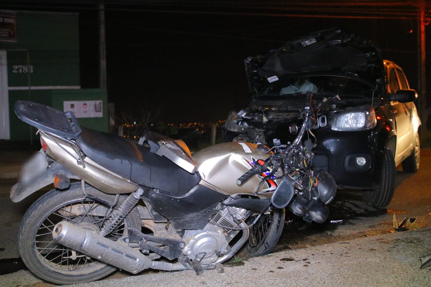Motociclista fica ferido ao colidir de frente com carro em Ponta Grossa