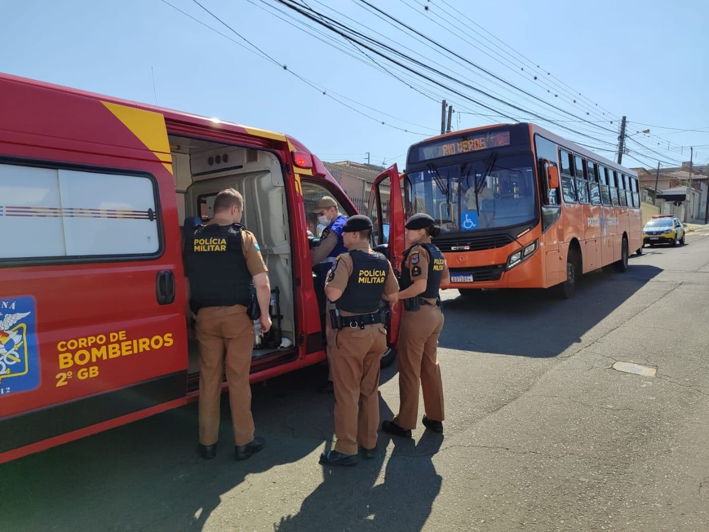 Briga em ônibus termina com idosa ferida em PG
