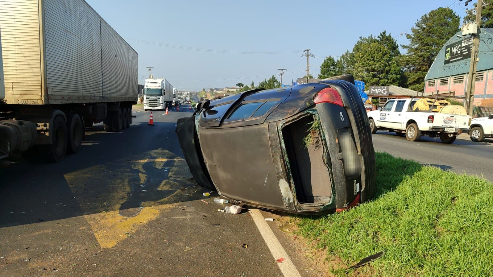 Capotamento na BR-376 deixa mãe e filho feridos em PG