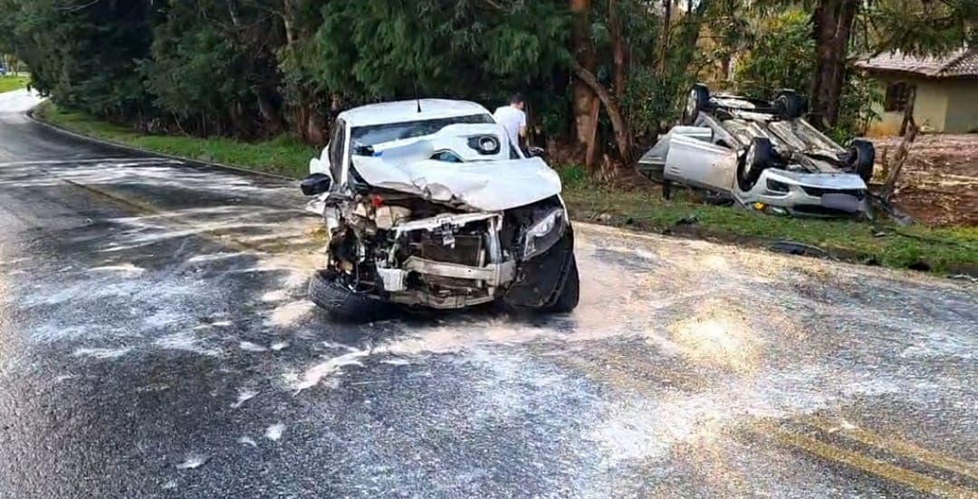 Colisão seguida de capotamento deixa quatro pessoas feridas em PG