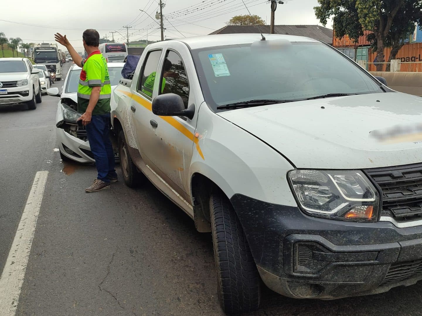 Colisão traseira deixa o trânsito em meia pista na PRC-373
