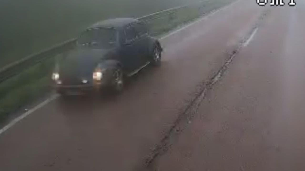 Vídeo mostra fusca na contramão na BR-277 durante engavetamento