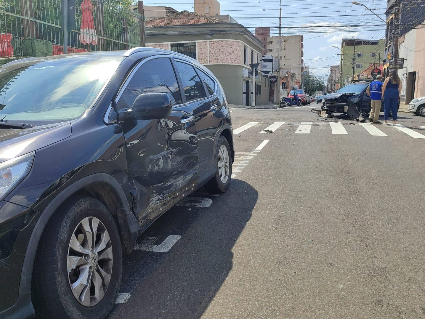 Carro avança preferencial e causa acidente em PG