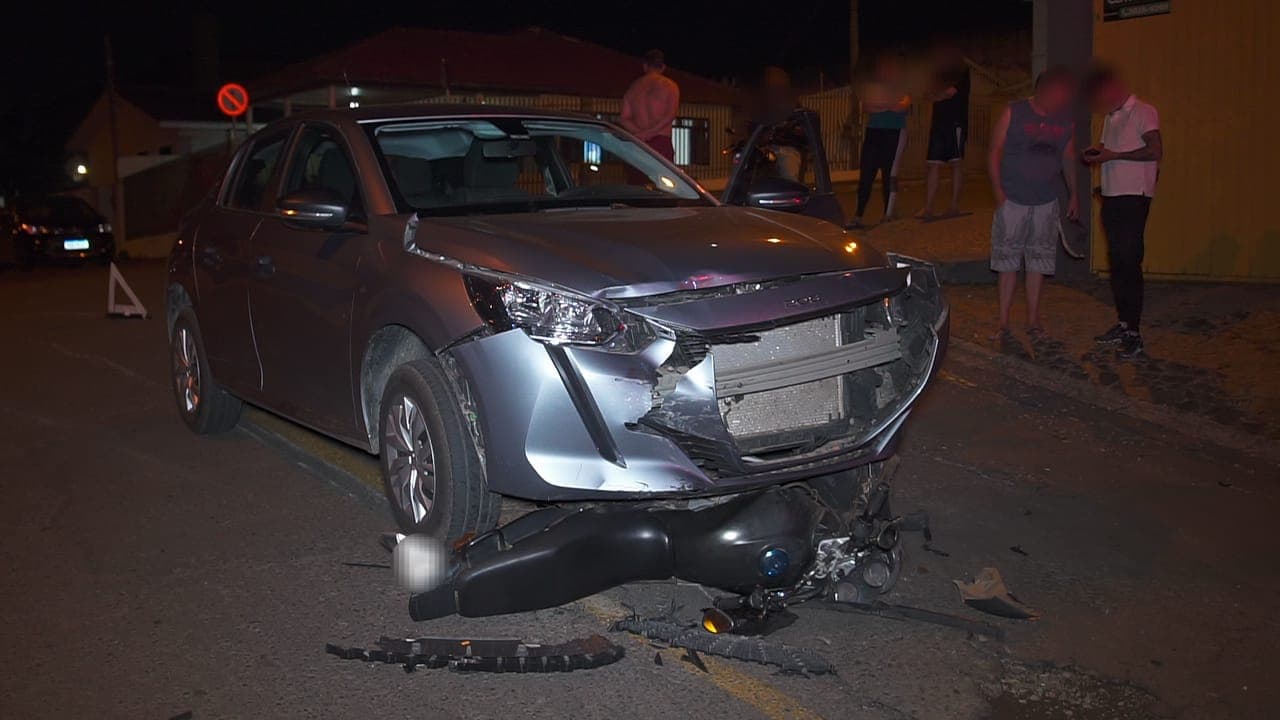 Motorista avança preferencial e colide com moto em Ponta Grossa
