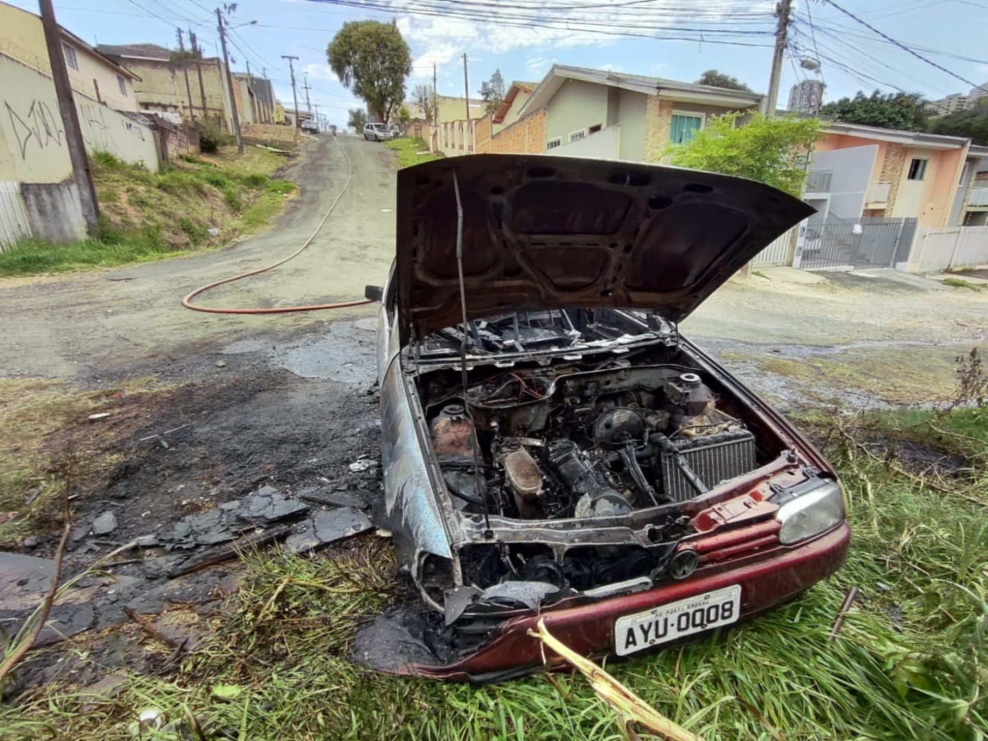 Carro em chamas na Ronda havia sido furtado no Centro de PG